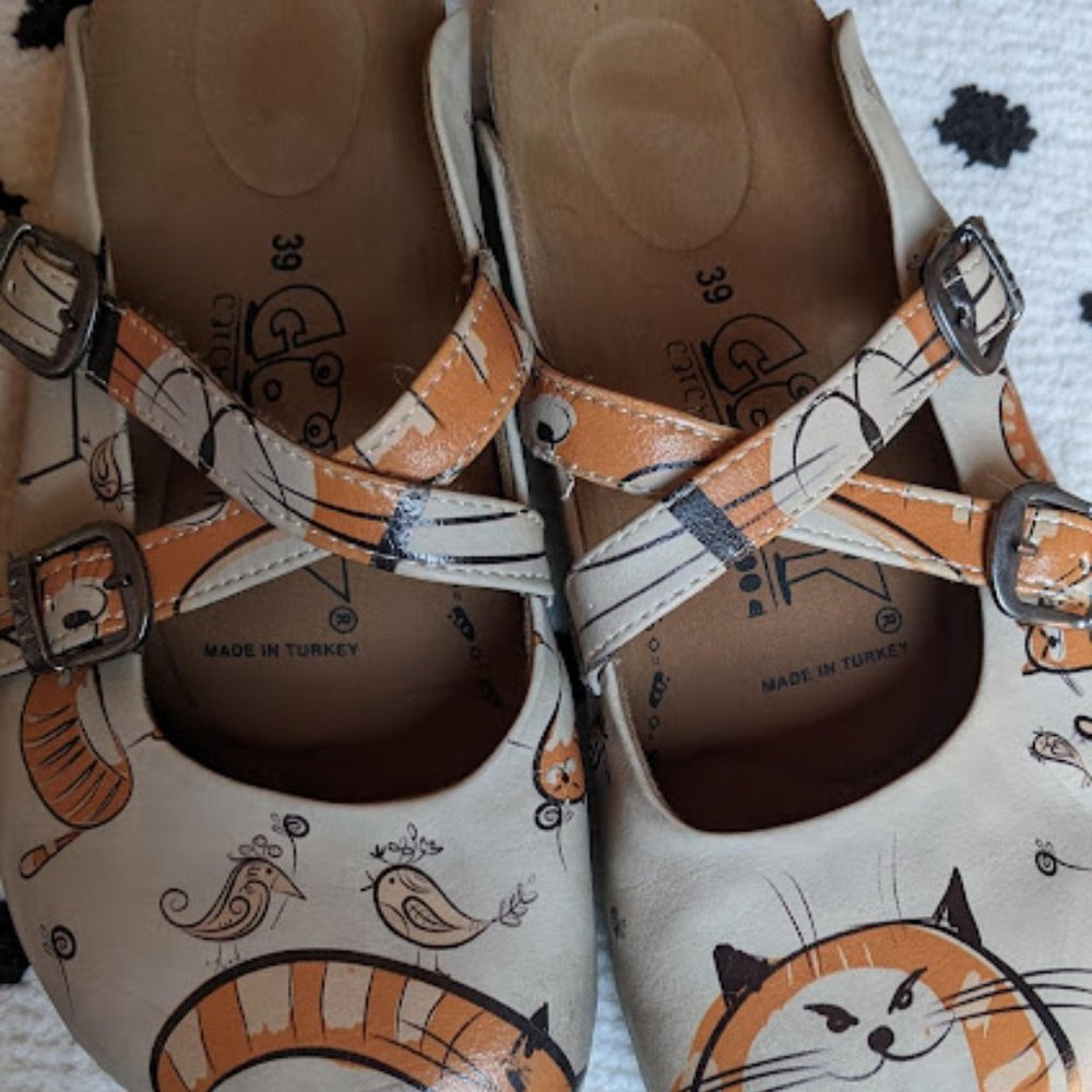 Goby slip on shoes with Cat theme sz 39 preowned